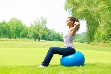 用瑜伽球健身的好处 用瑜伽球健身有哪些好处(图1)