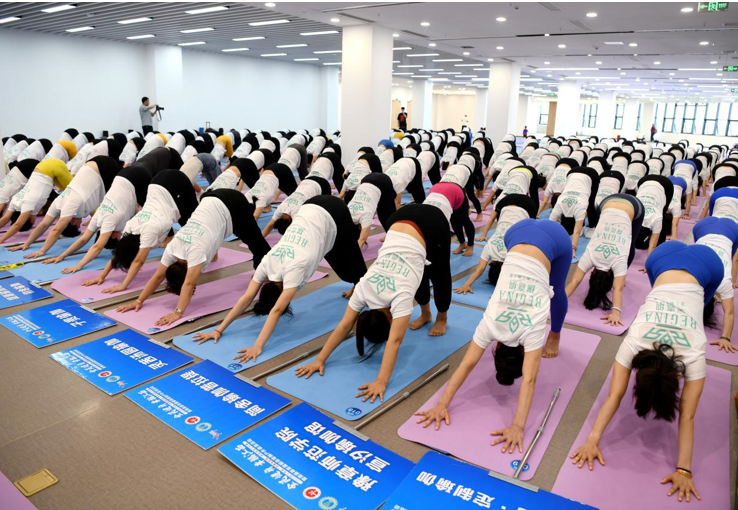 南昌县举行2023年江西省“中国体彩杯”健身瑜伽公开赛暨南昌县首届健身瑜伽户外表(图2)